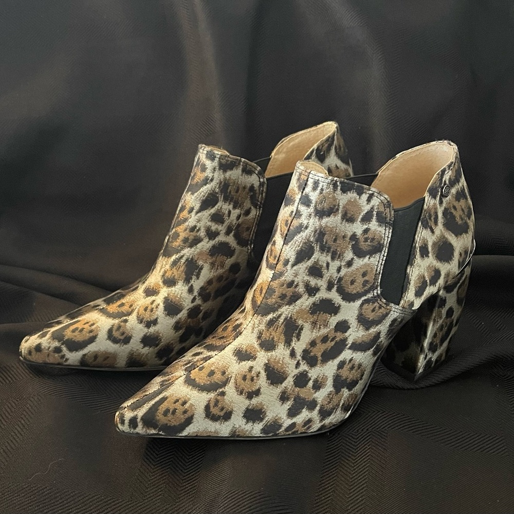 Women’s Antonio Melani Maxine Booties Size 7.
